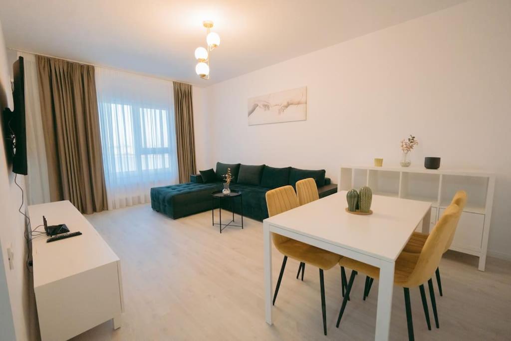 Apartment House By The 7 Bukarest